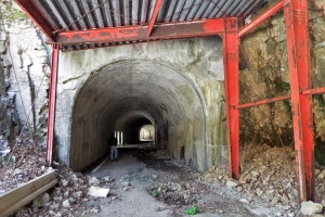 2つのロックシェッドに続いて坑口がある