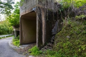 さらに下った道沿いにはビルトインガレージだけの遺構がある