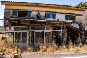 牧園町高千穂の廃墟(2025年4月)。旅館跡らしいが… 牧園町高千穂の廃墟(2025年4月)。旅館跡らしいが…
