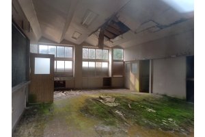 窓から覗き込むと、腐食が進んでいる